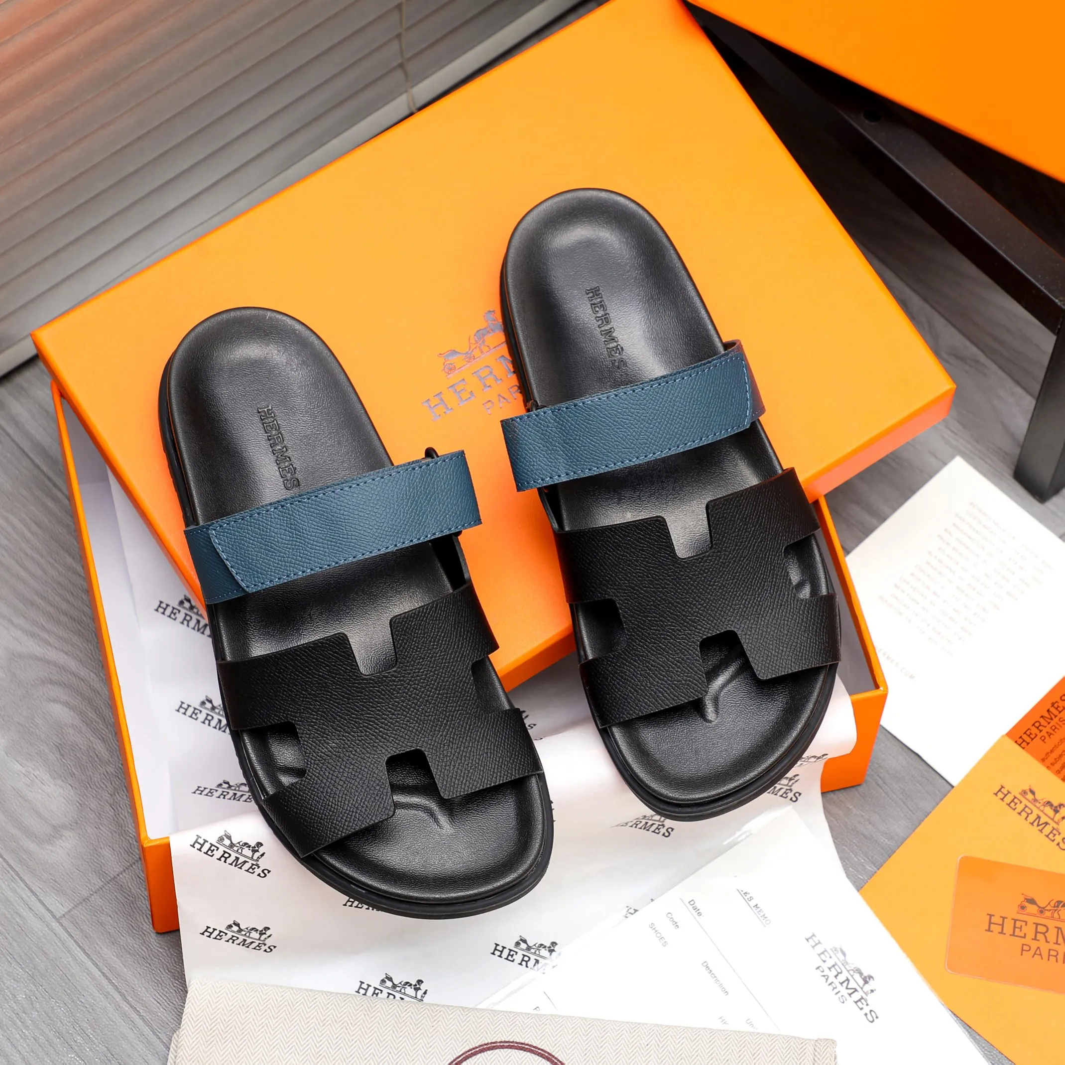 Men's shoes 💰340 Product trademark: Hermes "Hermes" Couple's slippers Regular size: 36-46 Product material: Selected vertical grain cowhide color-blocked upper, microfiber lining, original outsole